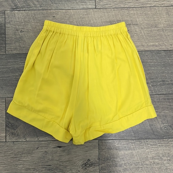 High Waist Yellow Shorts With Pockets - Picture 2 of 3
